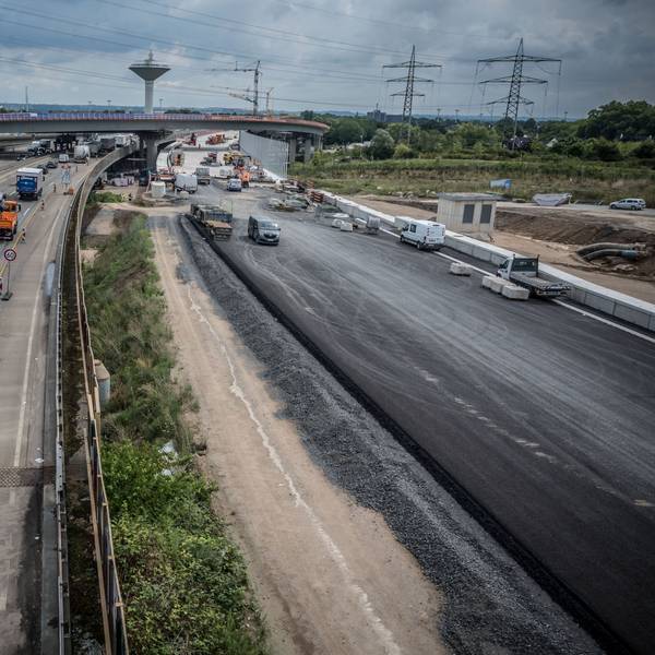 Eine Fahrbahnhälfte der neuen Autobahn 1 ist auf der rechten Seite sichtbar. Bild: Ralf Krieger