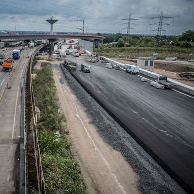 Im Kreuz Leverkusen-West kann man die künftige Breite der Autobahn 1 erahnen: Eine Fahrbahnhälfte der neuen Autobahn 1 ist auf der rechten Seite sichtbar.