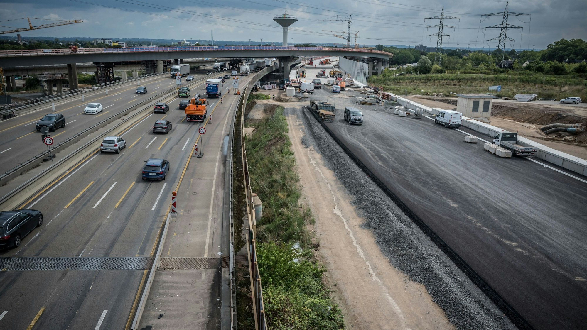 Eine Fahrbahnhälfte der neuen Autobahn 1 ist auf der rechten Seite sichtbar. Bild: Ralf Krieger