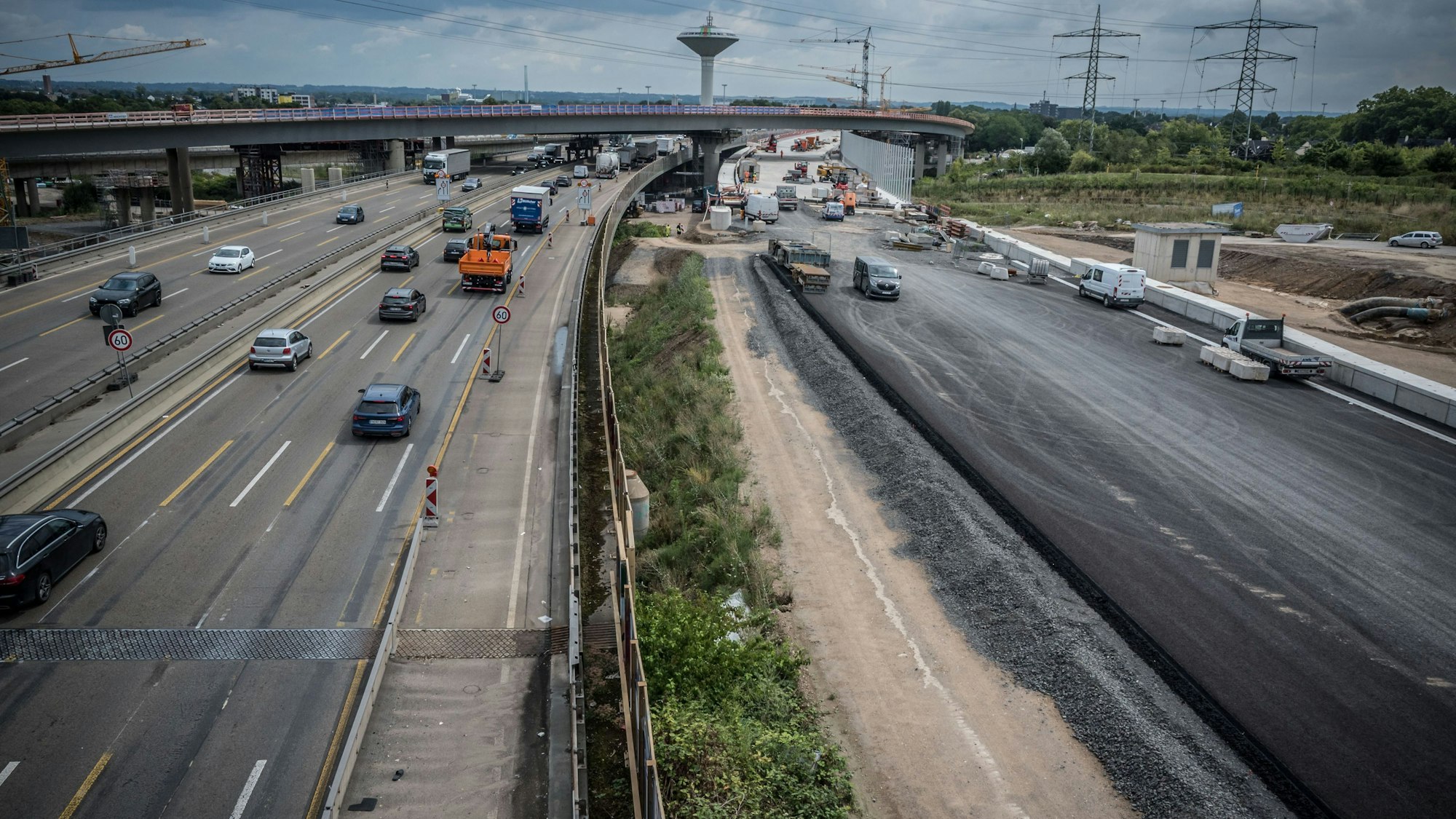 Eine Fahrbahnhälfte der neuen Autobahn 1 ist auf der rechten Seite sichtbar. Bild: Ralf Krieger
