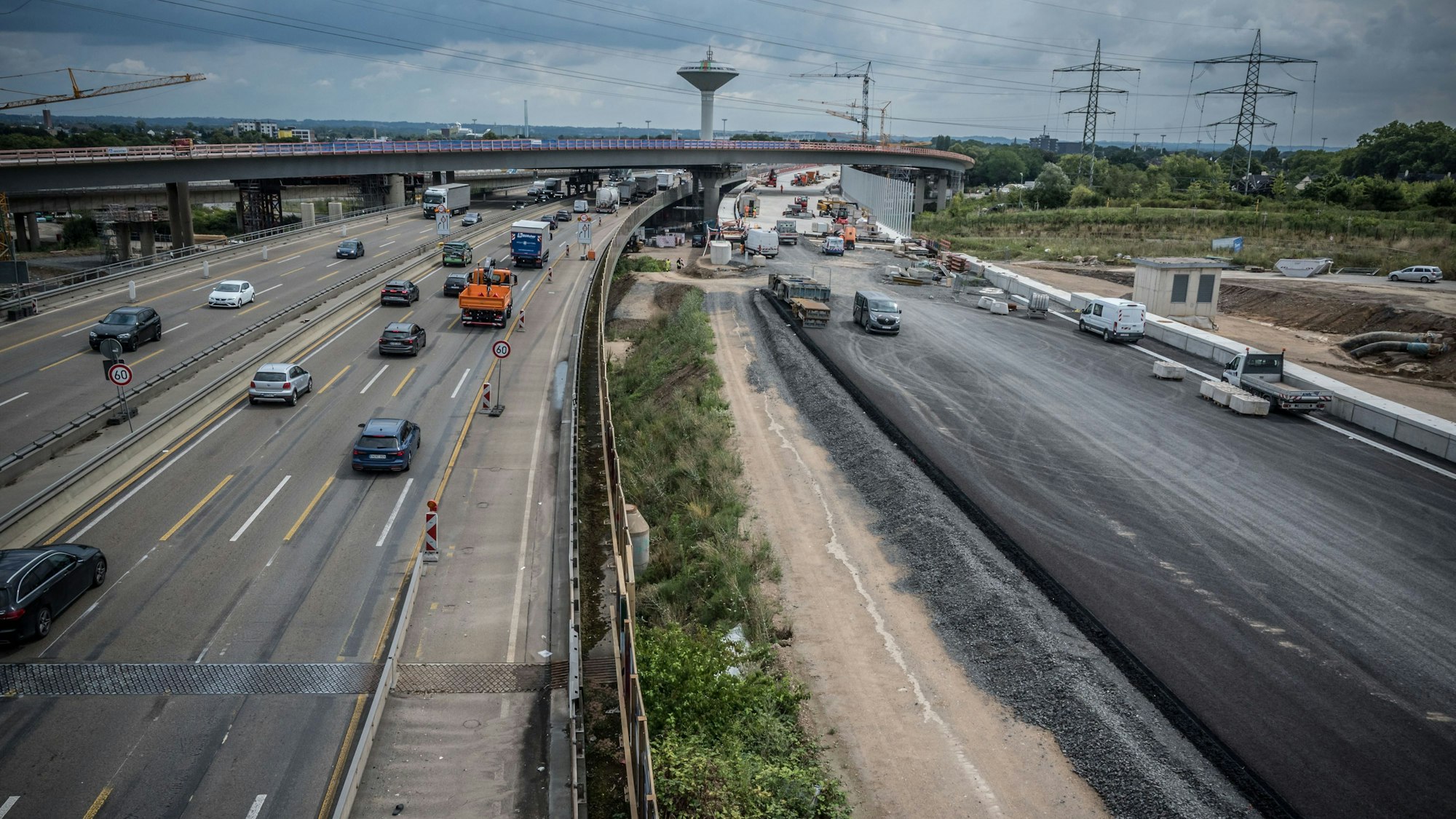 Im Kreuz Leverkusen-West kann man die künftige Breite der Autobahn 1 erahnen: Eine Fahrbahnhälfte der neuen Autobahn 1 ist auf der rechten Seite sichtbar.