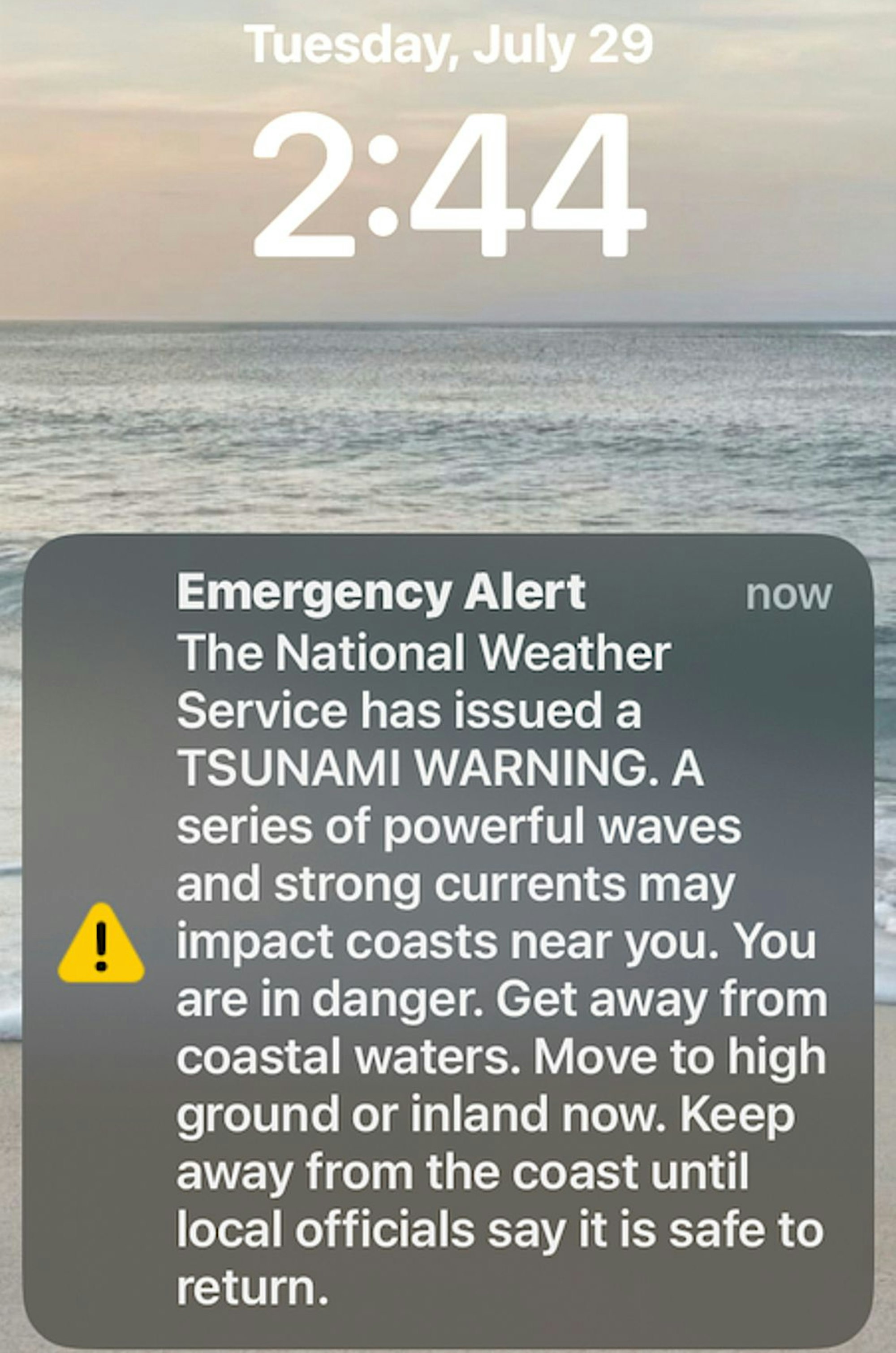 Diese Bildschirmaufnahme zeigt eine Tsunami-Warnung auf einem Handy in Honolulu.