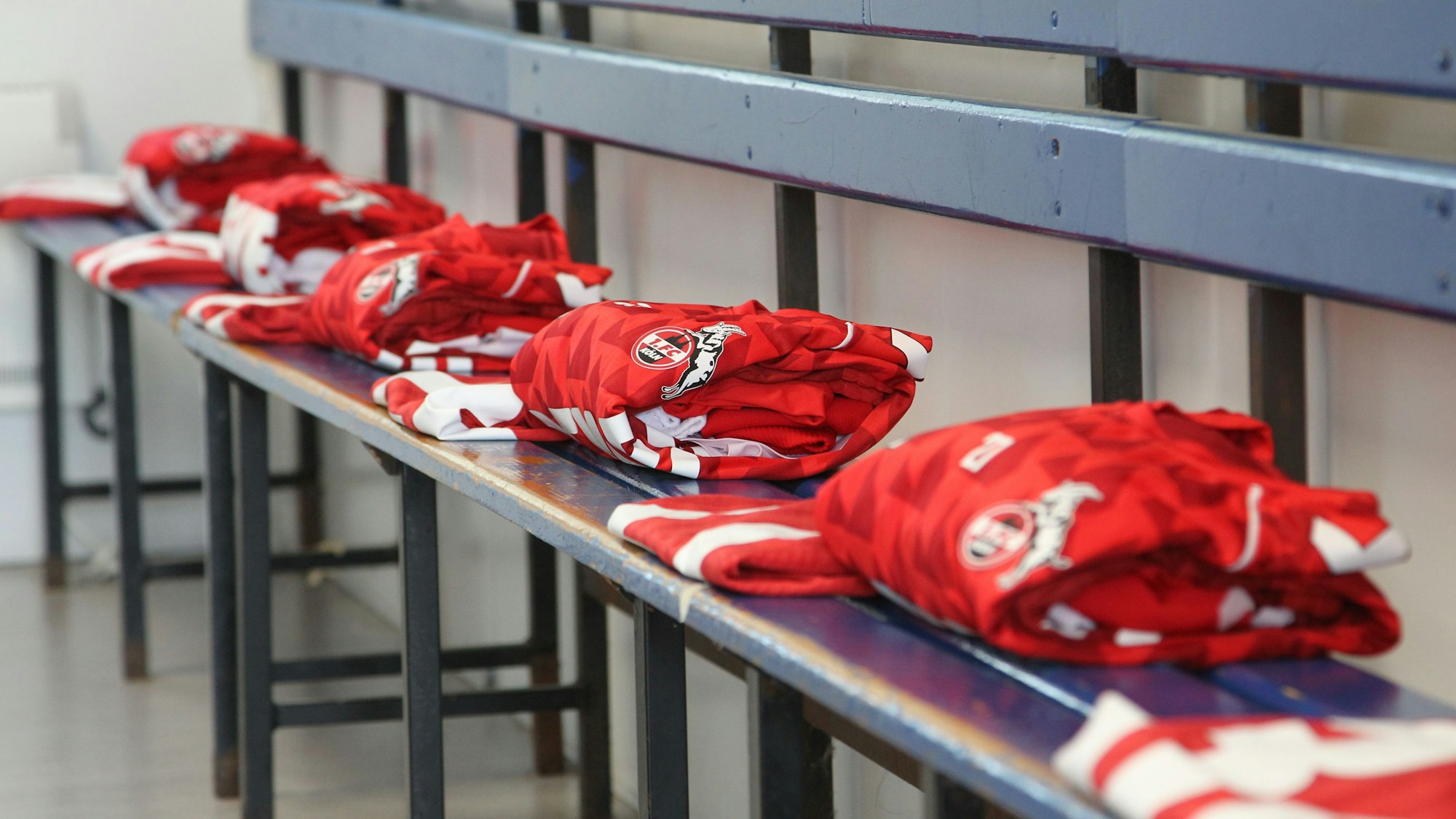 Die Trikots der Bundesliga-Spieler liegen in der Umkleidekabine bereit.