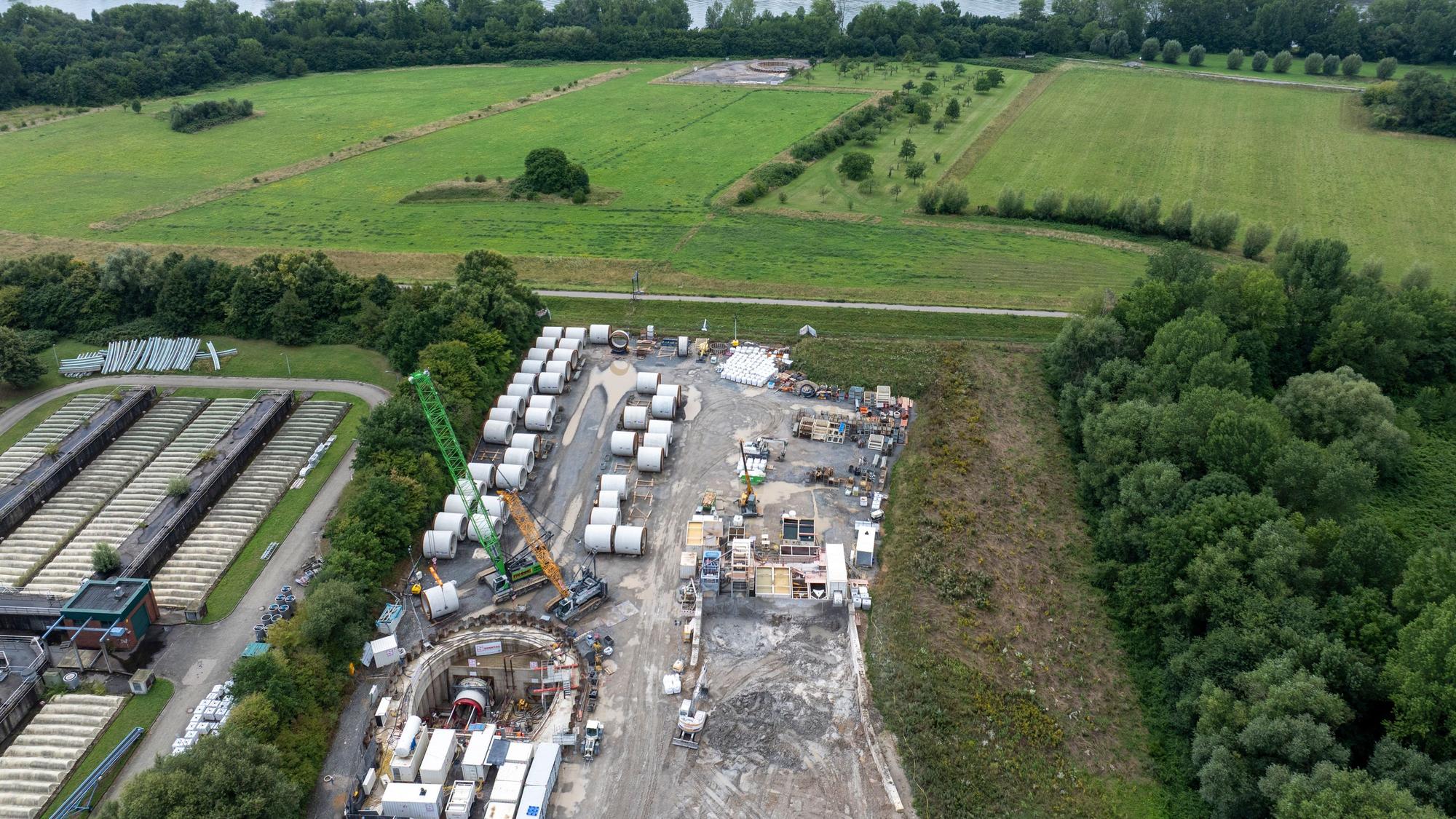 29.07.2025, Köln: Durch den neuen Tunnel unter dem Rhein soll künftig Abwasser fließen. Die Stadtentwässerungsbetriebe bauen einen neuen Rheindüker zwischen Stammheim und Niehl. Foto: Uwe Weiser