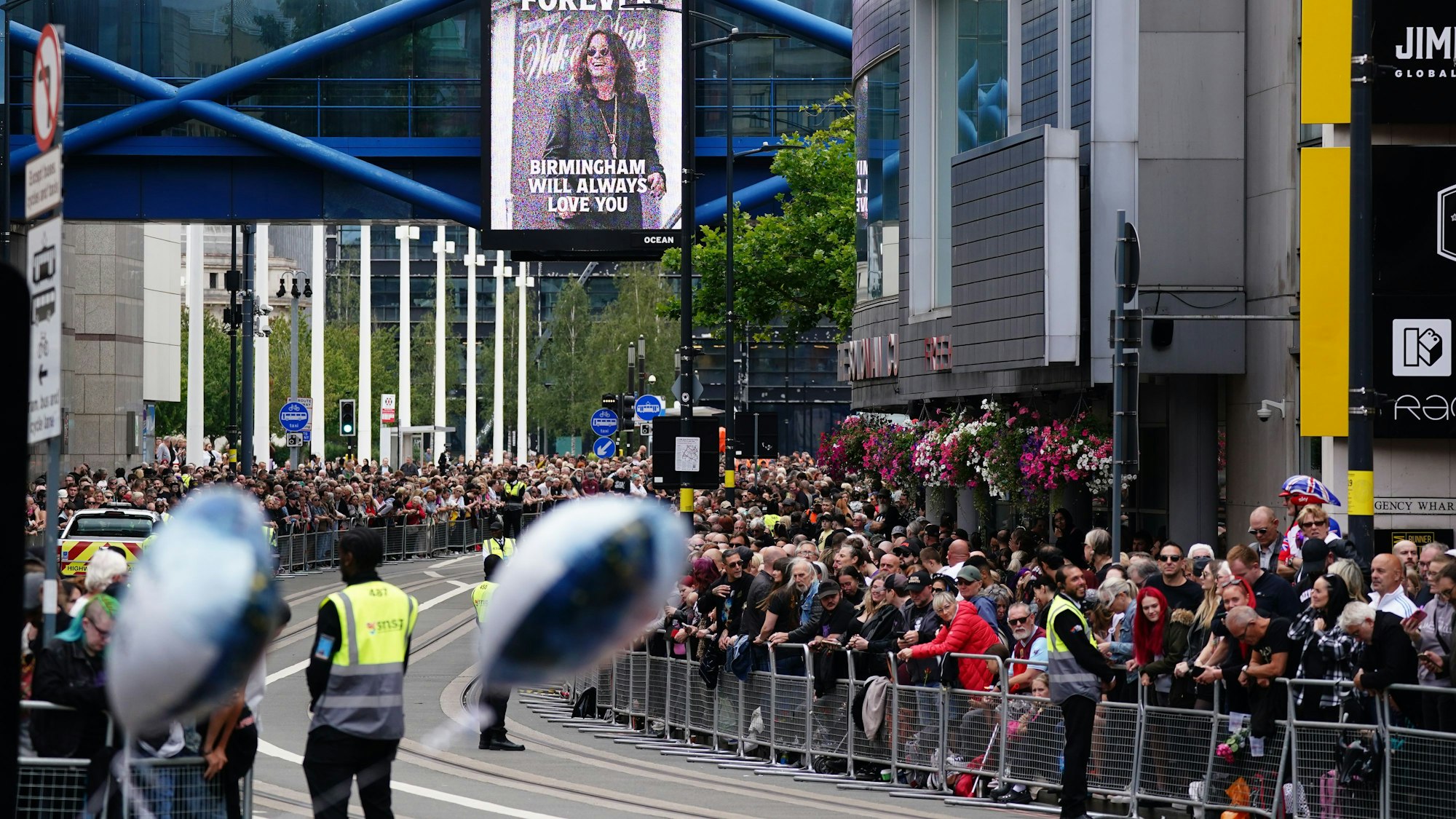Fans warten auf der Broad Street in Gedenken an den Black-Sabbath-Frontmann Ozzy Osbourne.