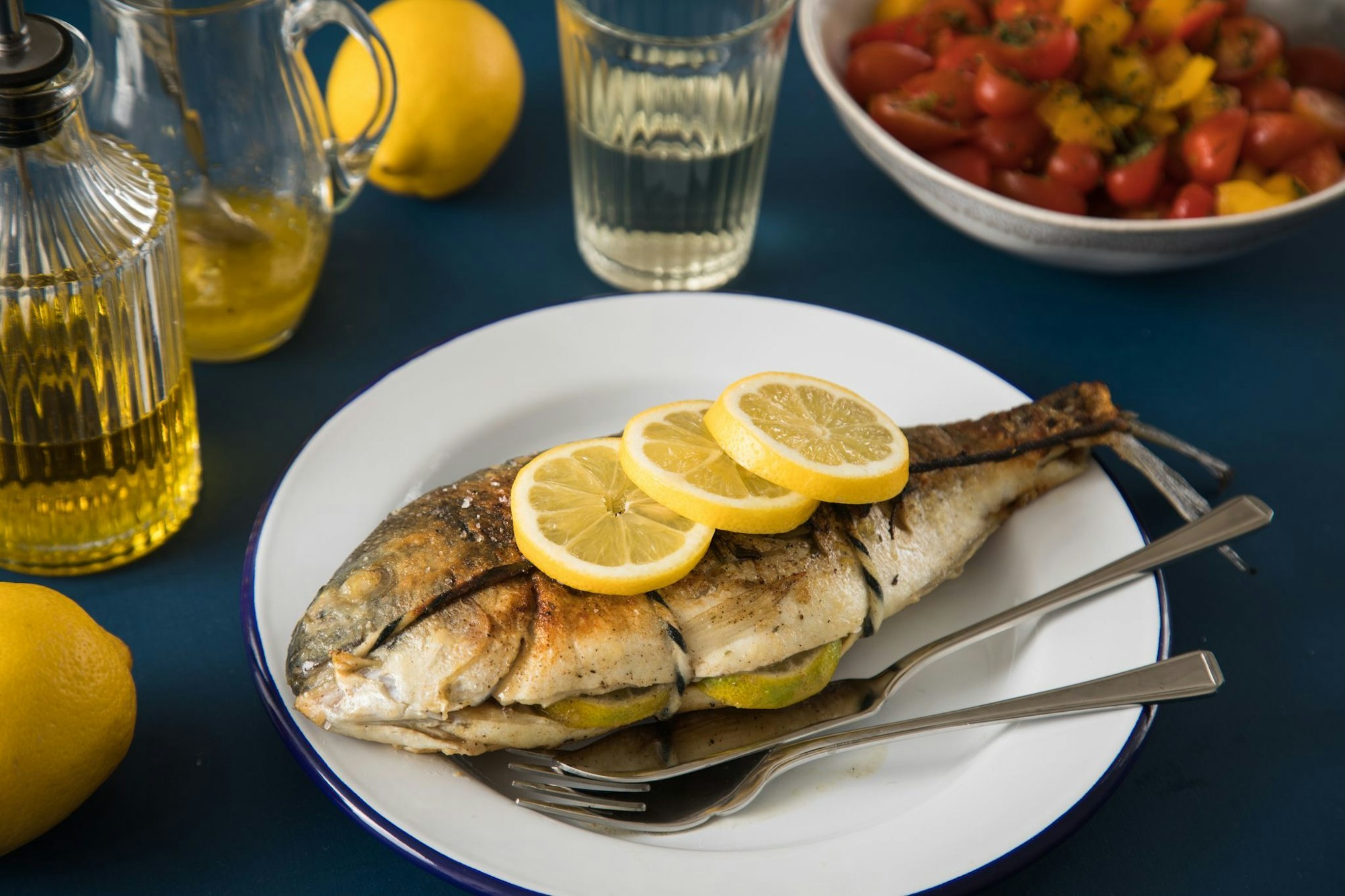 Fisch mit Zitrone und Tomatensalat.