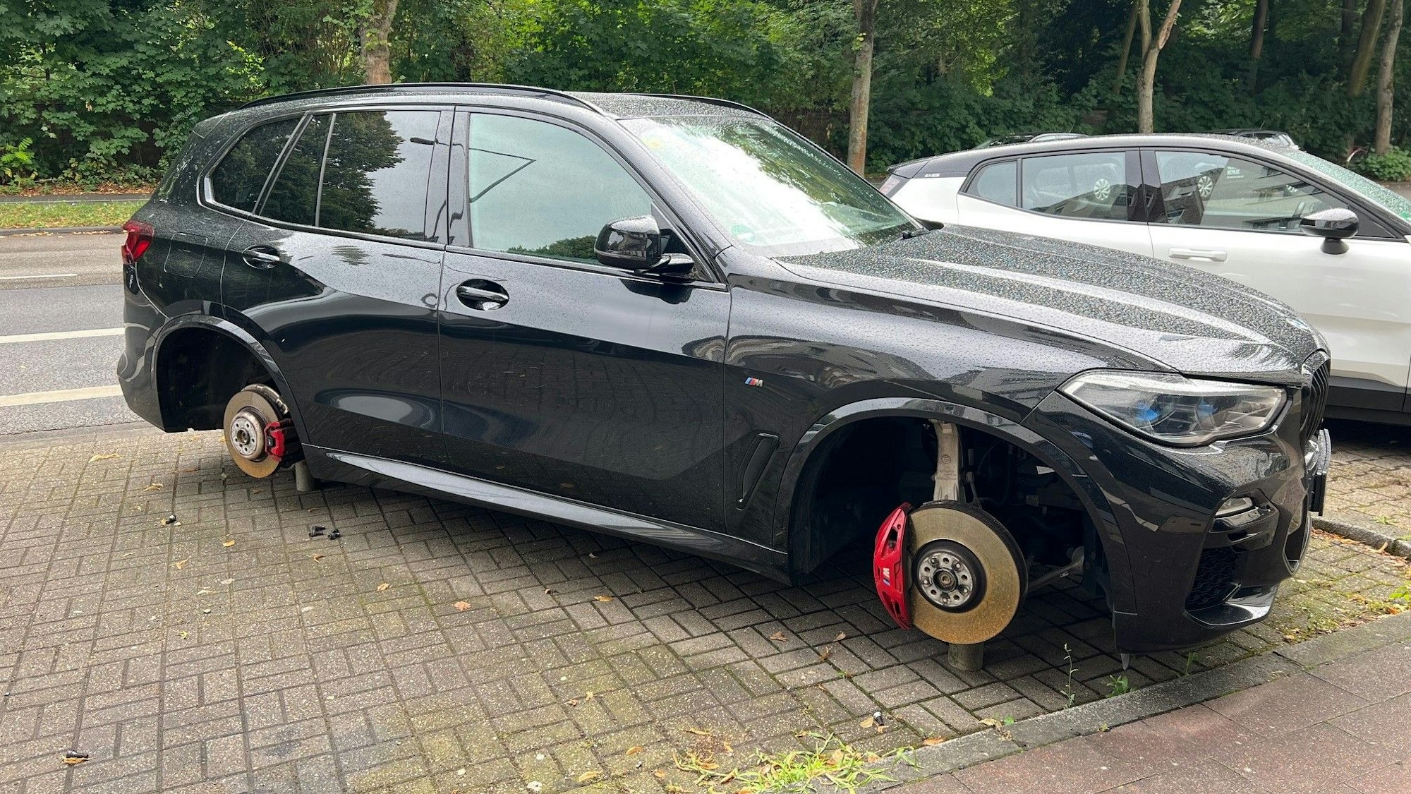 An diesem Auto haben Diebe in Köln-Ehrenfeld unbemerkt alle vier Räder gestohlen.