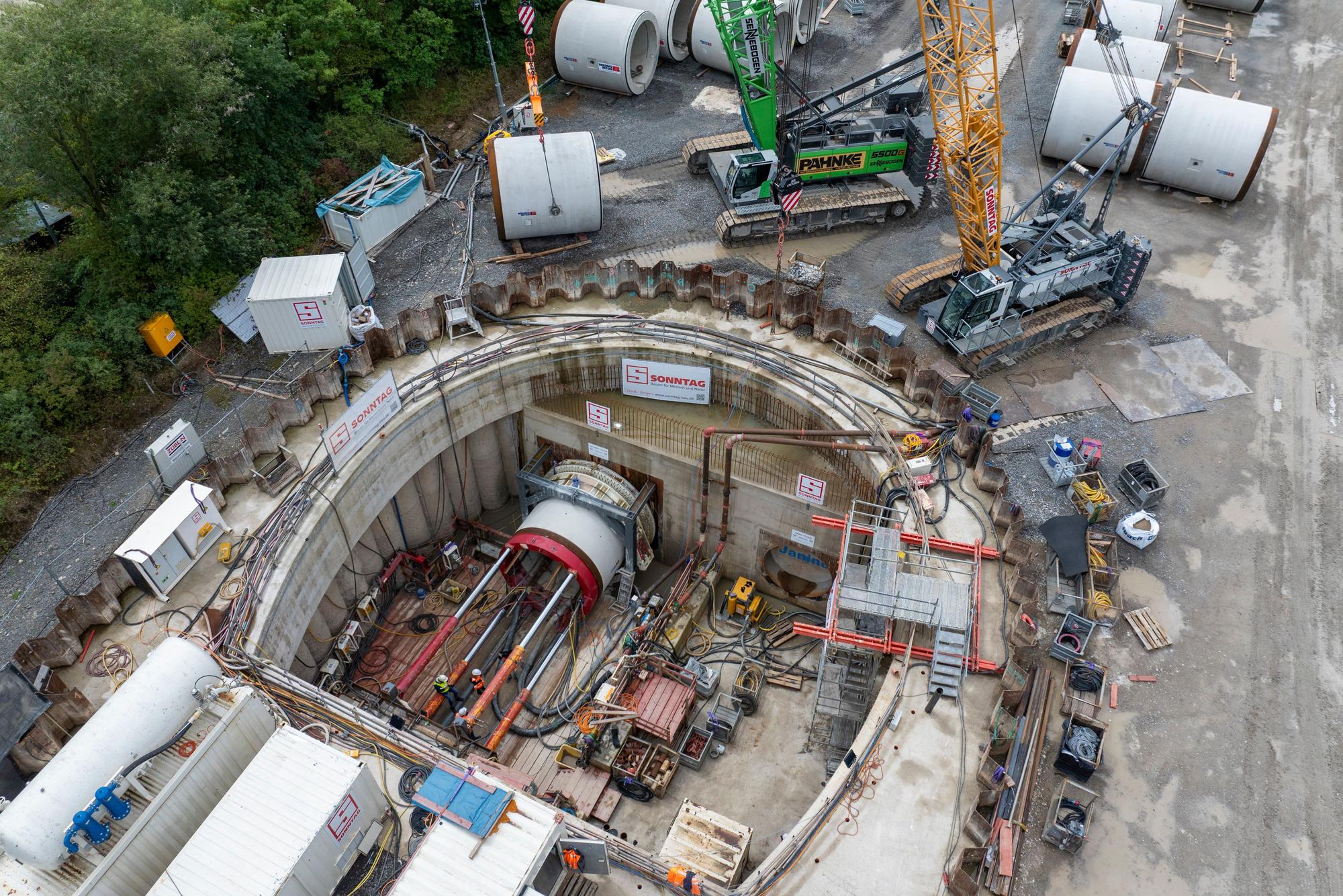 29.07.2025, Köln: Durch den neuen Tunnel unter dem Rhein soll künftig Abwasser fließen. Die Stadtentwässerungsbetriebe bauen einen neuen Rheindüker zwischen Stammheim und Niehl. Foto: Uwe Weiser