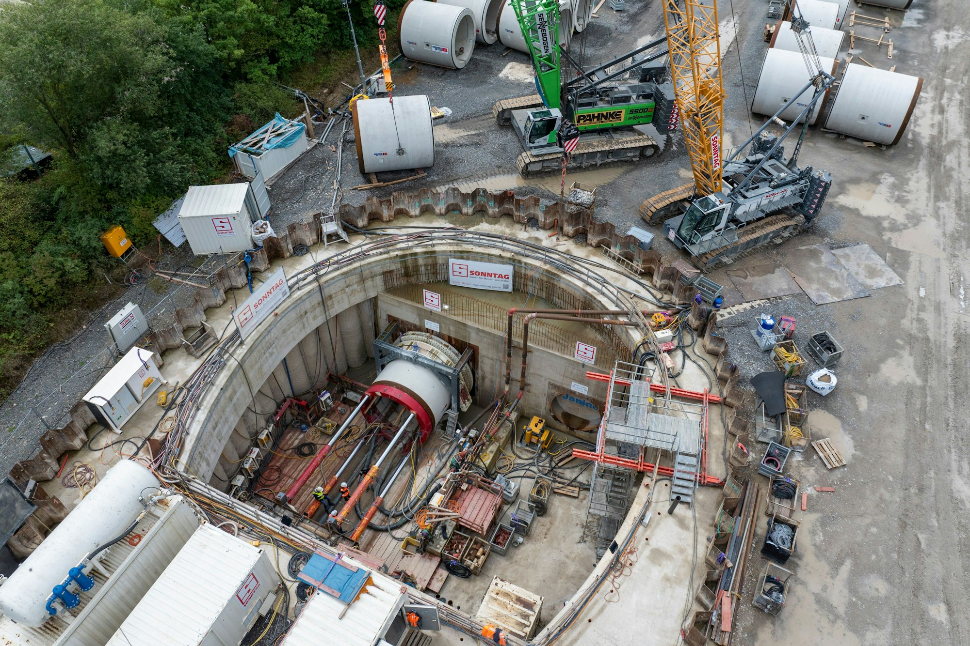 29.07.2025, Köln: Durch den neuen Tunnel unter dem Rhein soll künftig Abwasser fließen. Die Stadtentwässerungsbetriebe bauen einen neuen Rheindüker zwischen Stammheim und Niehl. Foto: Uwe Weiser
