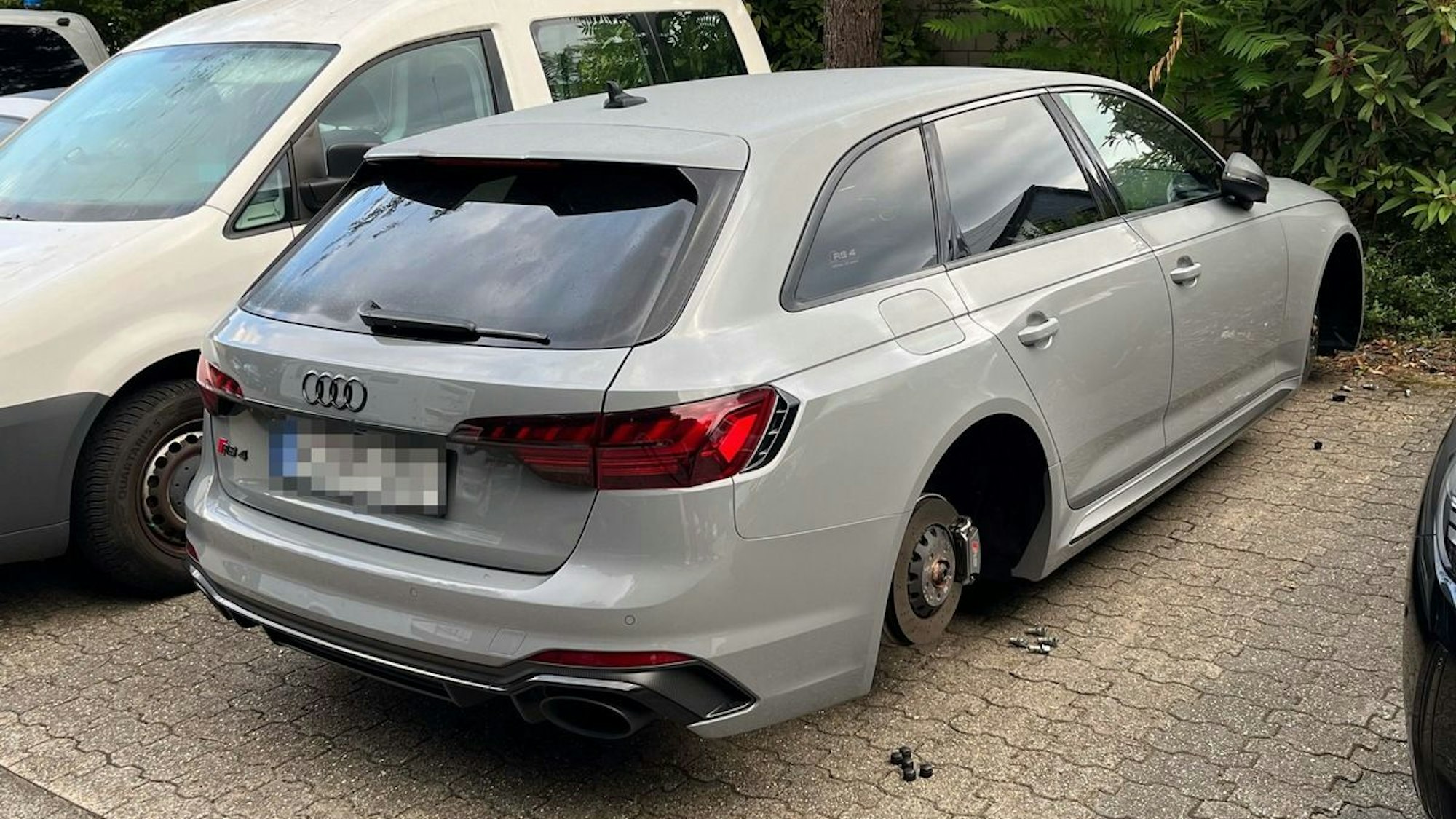 Der aufgebockte Audi, dem alle vier Räder gestohlen wurden.