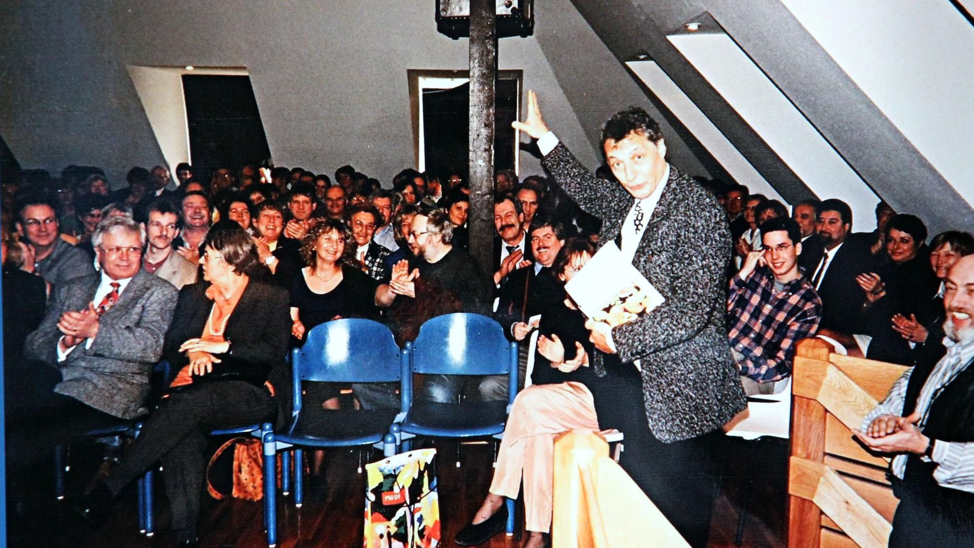 Im November 1992 gastierte Konrad Beikircher mit „Himmel un Ääd“ im Herchener Haus des Gastes.