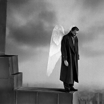 Ein Engel schaut traurig auf die Erde.