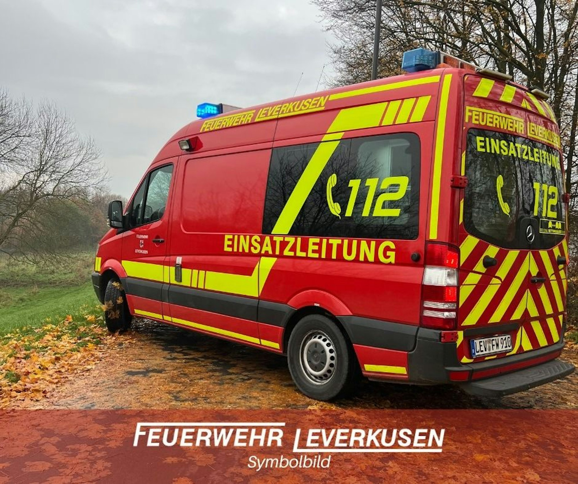 Einsatzkräfte der Feuerwehr bei einem Verkehrsunfall auf der Autobahn.