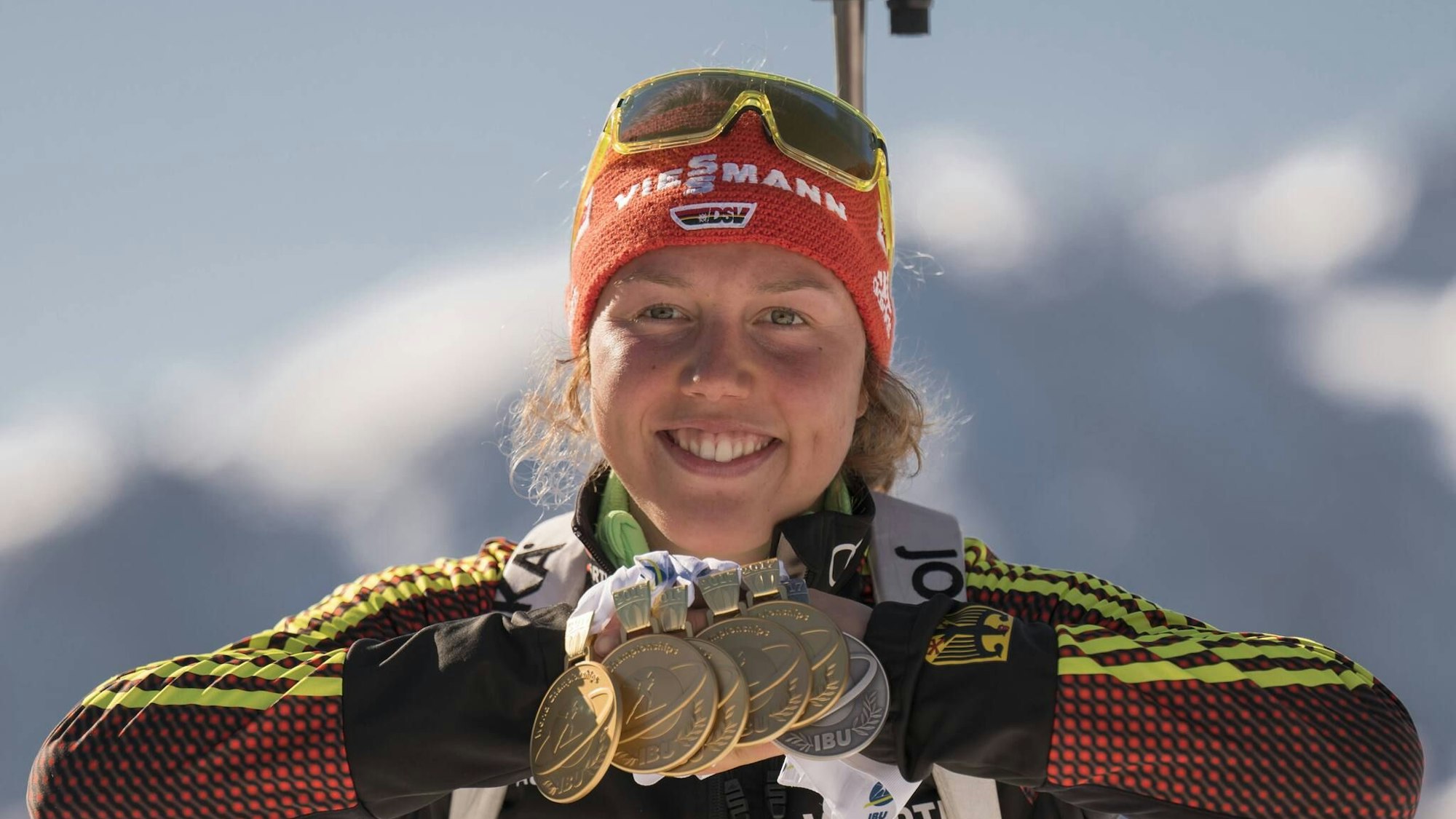 Das Bild zeigt Laura Dahlmeier mit ihren fünf Goldmedaillen und einer Silbermedaille, die sie bei der Biathlon-WM in Hochfilzen gewonnen hatte. Bild: sportfotodienst/ imago/Kosecki