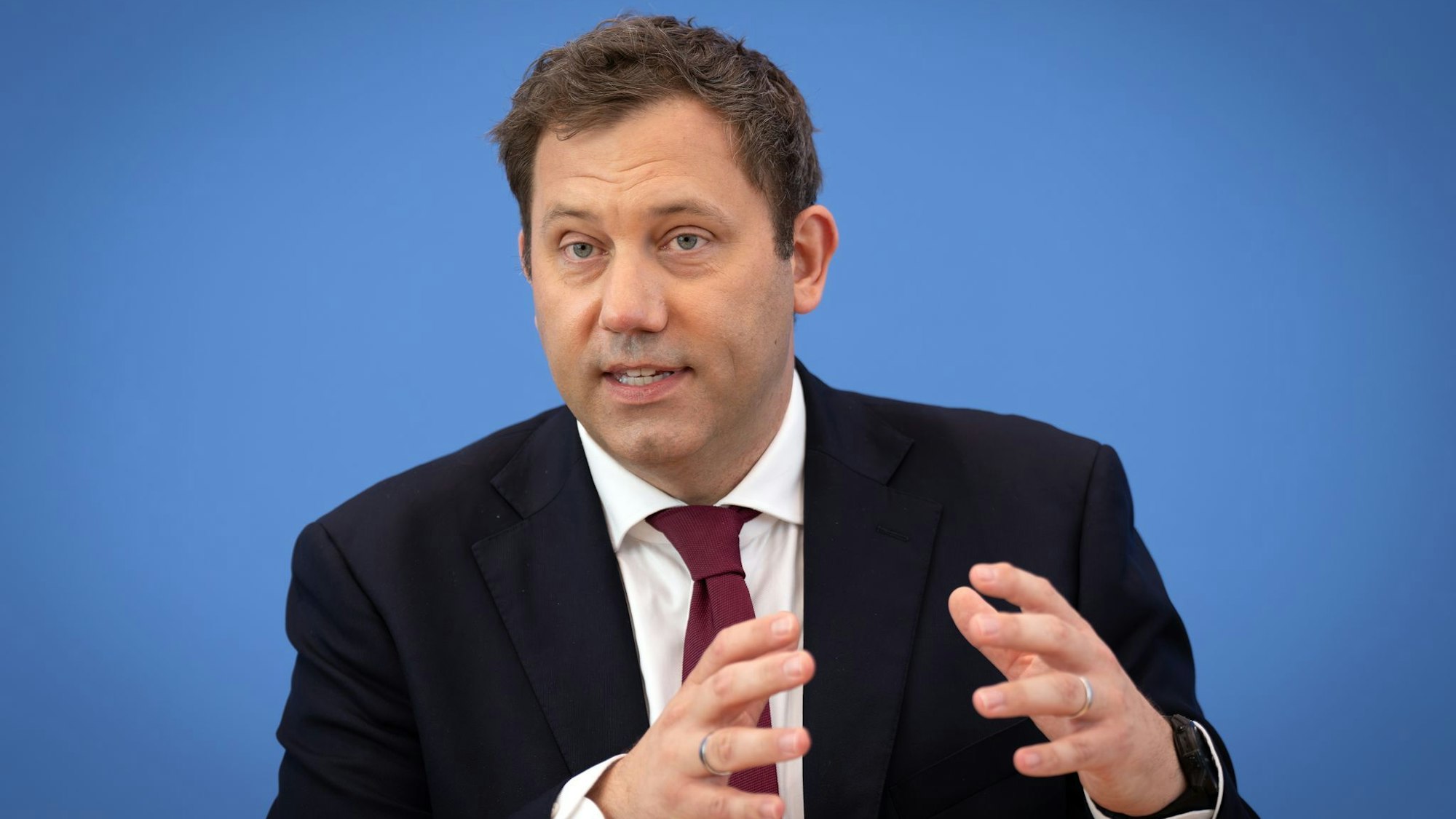 Der Finanzminister will Investitionen hochfahren - und kündigt schon neue Sparzwänge an.