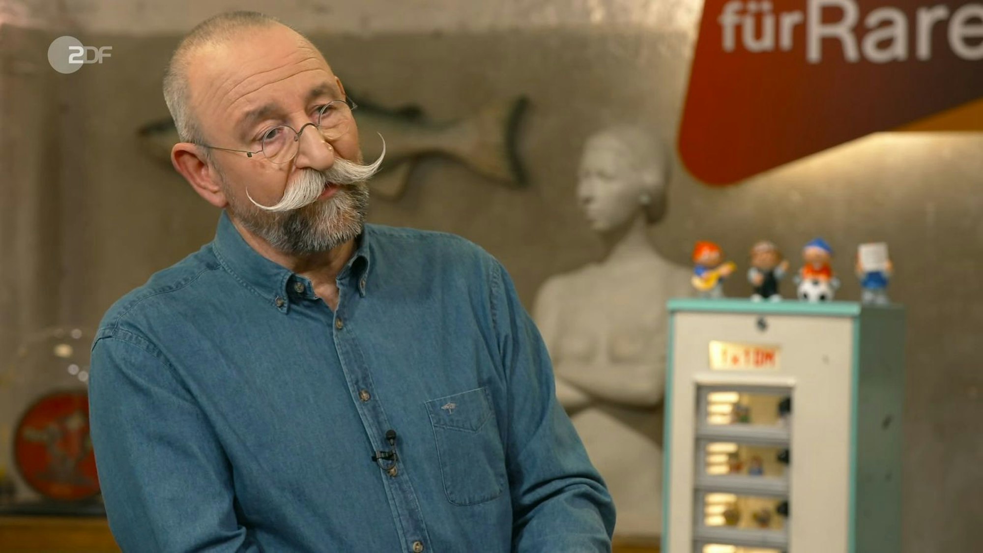 „Man muss etwas länger davor sitzen oder stehen, um etwas zu sehen“, ließ Lichter das Kunstwerk auf sich wirken. (Bild: ZDF)