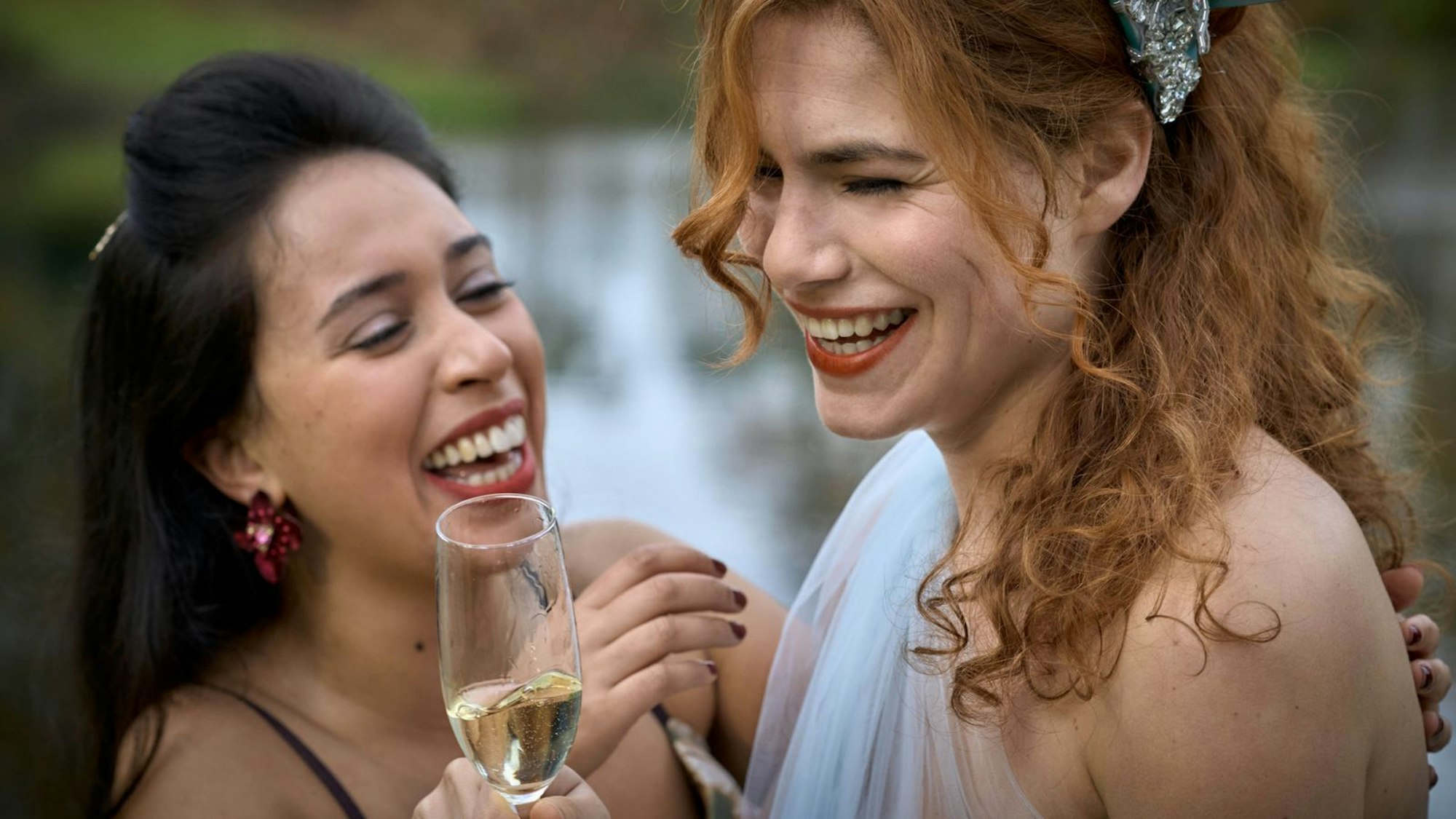 Emma (Hanna van Vliet, rechts) teilt alle Höhen und Tiefen ihres Lebens mit ihrer besten Freundin Nico (Asma El Mouden). (Bild: © ZDF/Mark de Blok)