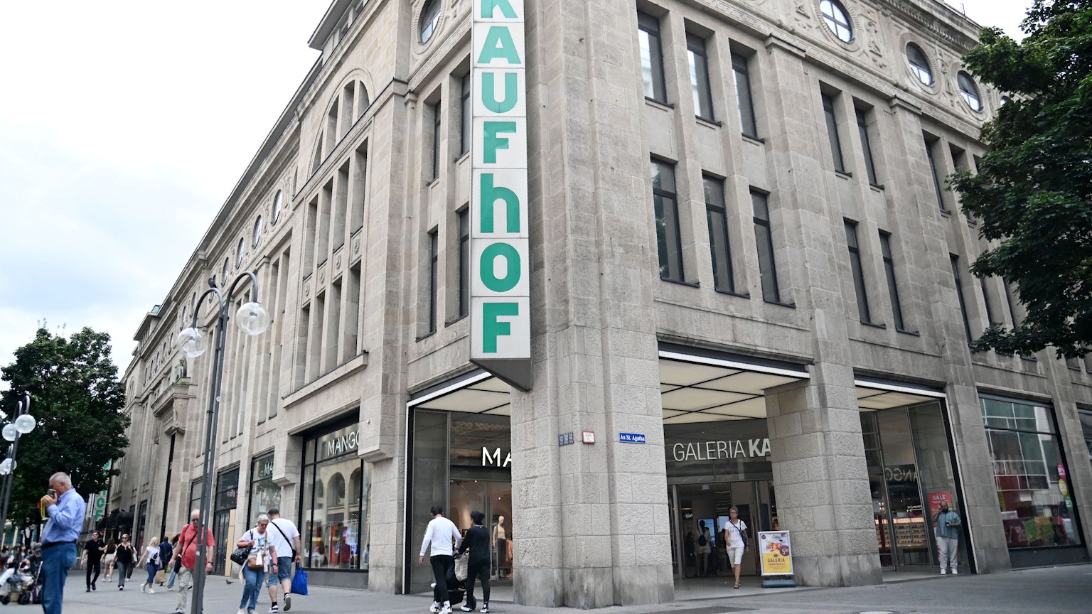 21.07.2025 Köln. Der Warenhauskonzern, der früher unter dem Namen Galeria Karstadt Kaufhof bekannt war, heißt jetzt nur noch Galeria. Langfristig sollen deshalb auch die Kaufhof-Schriftzüge am Traditionssitz an der Schildergasse entfernt werden. Foto: Alexander Schwaiger