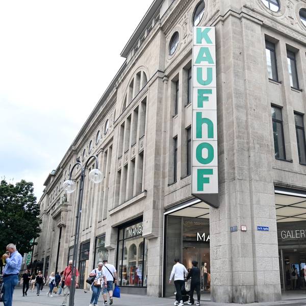 21.07.2025 Köln. Der Warenhauskonzern, der früher unter dem Namen Galeria Karstadt Kaufhof bekannt war, heißt jetzt nur noch Galeria. Langfristig sollen deshalb auch die Kaufhof-Schriftzüge am Traditionssitz an der Schildergasse entfernt werden. Foto: Alexander Schwaiger