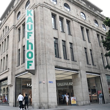 21.07.2025 Köln. Der Warenhauskonzern, der früher unter dem Namen Galeria Karstadt Kaufhof bekannt war, heißt jetzt nur noch Galeria. Langfristig sollen deshalb auch die Kaufhof-Schriftzüge am Traditionssitz an der Schildergasse entfernt werden. Foto: Alexander Schwaiger