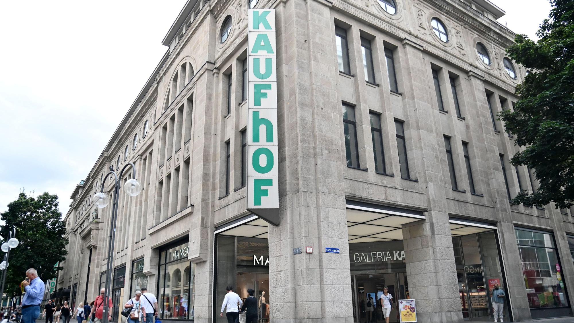Außenansicht des Galeria-Gebäudes Hohe Straße mit Kaufhof-Schriftzug.