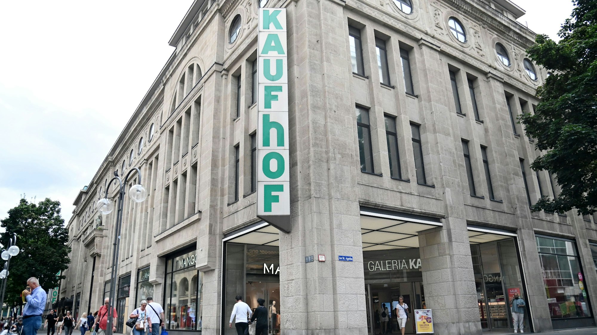 21.07.2025 Köln. Der Warenhauskonzern, der früher unter dem Namen Galeria Karstadt Kaufhof bekannt war, heißt jetzt nur noch Galeria. Langfristig sollen deshalb auch die Kaufhof-Schriftzüge am Traditionssitz an der Schildergasse entfernt werden. Foto: Alexander Schwaiger