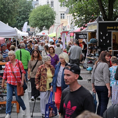 Zu sehen sind viele Menschen und die Verkaufsstände auf dem Brühler Markt.