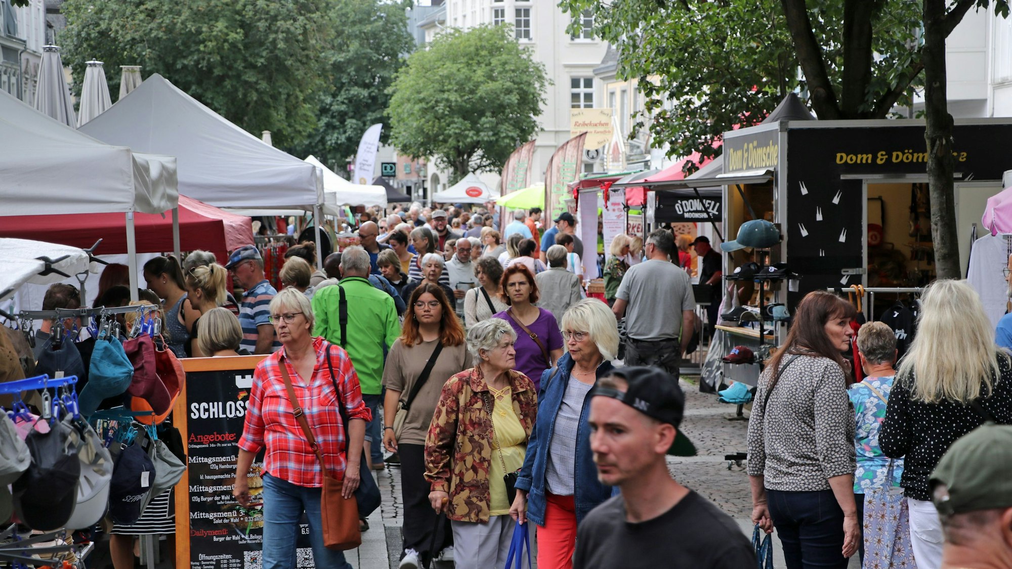 Zu sehen sind viele Menschen und die Verkaufsstände auf dem Brühler Markt.