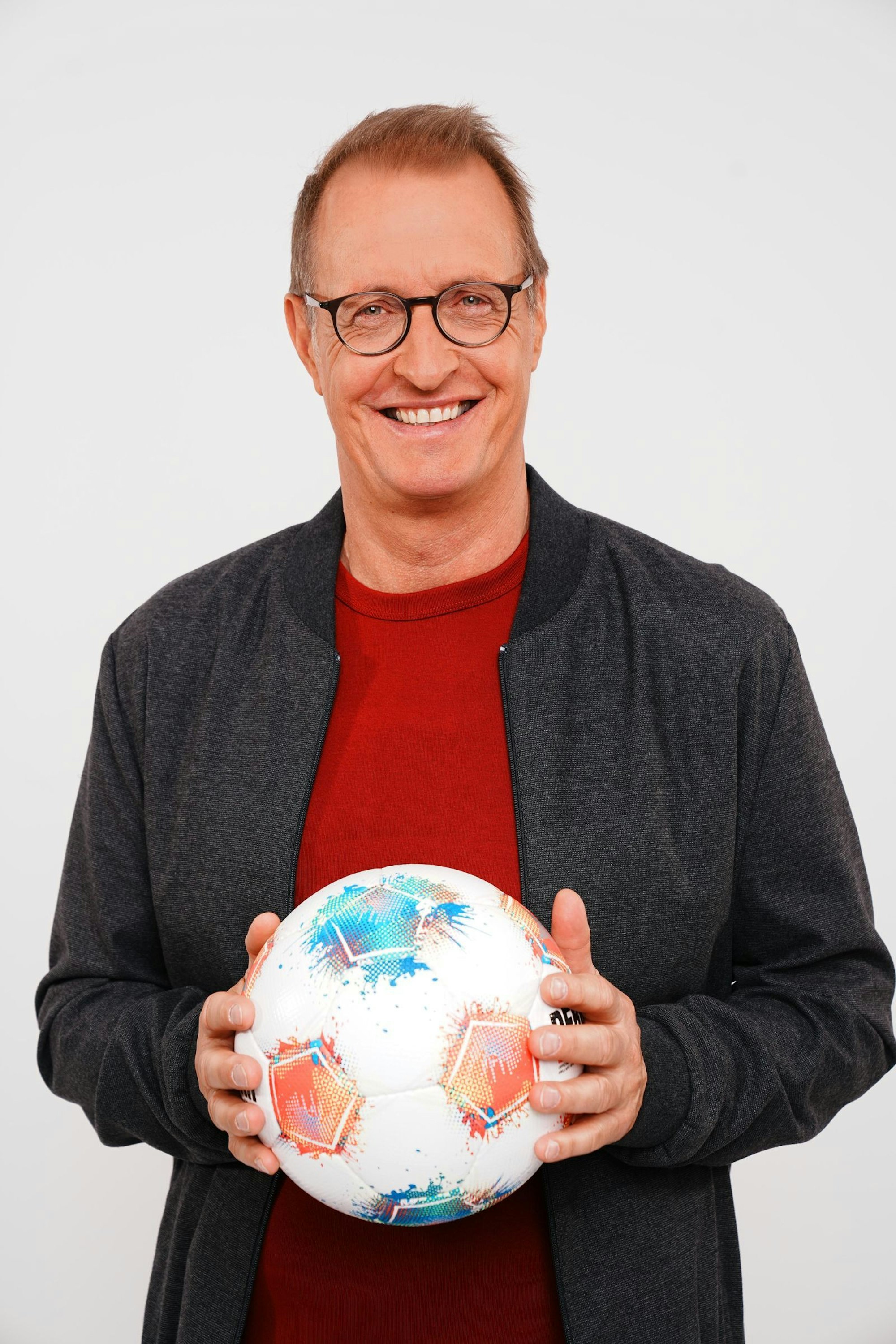 Darf neben der Formel 1 auch weiterhin Fußball moderieren: Florian König berichtet in der Saison 2025/26 für RTL von der 2. Bundesliga. (Bild: RTL/Lena-Luise Grellert/Anne Werner )