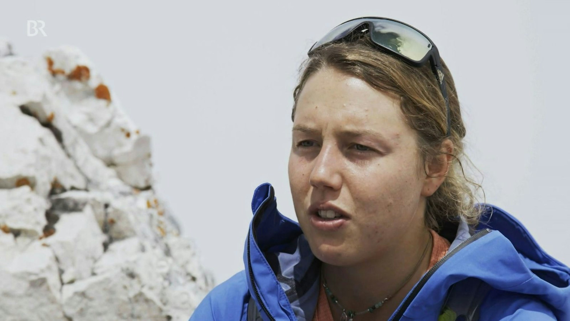 Laura Dahlmeier ließ sich für den Film „Gratwanderung“ bei einer Bergtour zur Zugspitze begleiten. (Bild: BR)
