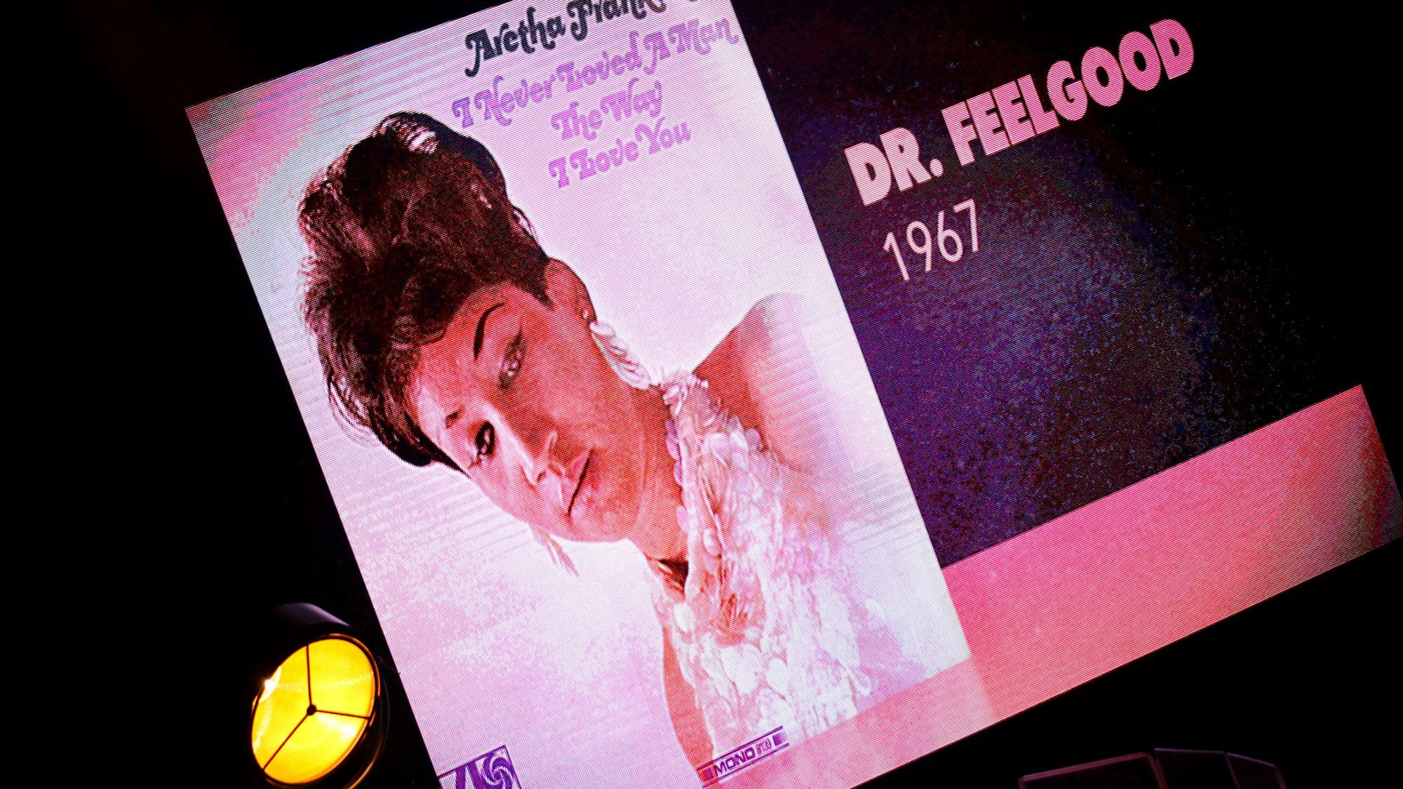 Ein Plattencover von Aretha Franklin zu dem Song Dr. Feelgood 1967 zu sehen bei der Show Respect - The Aretha Franklin Story in der Kölner Philharmonie. Köln, 29.07.2025 NRW Deutschland *** A record cover by Aretha Franklin for the song Dr Feelgood 1967 to be seen at the show Respect The Aretha Franklin Story at the Kölner Philharmonie Cologne, 29 07 2025 NRW Germany Copyright: xChristophxHardtx