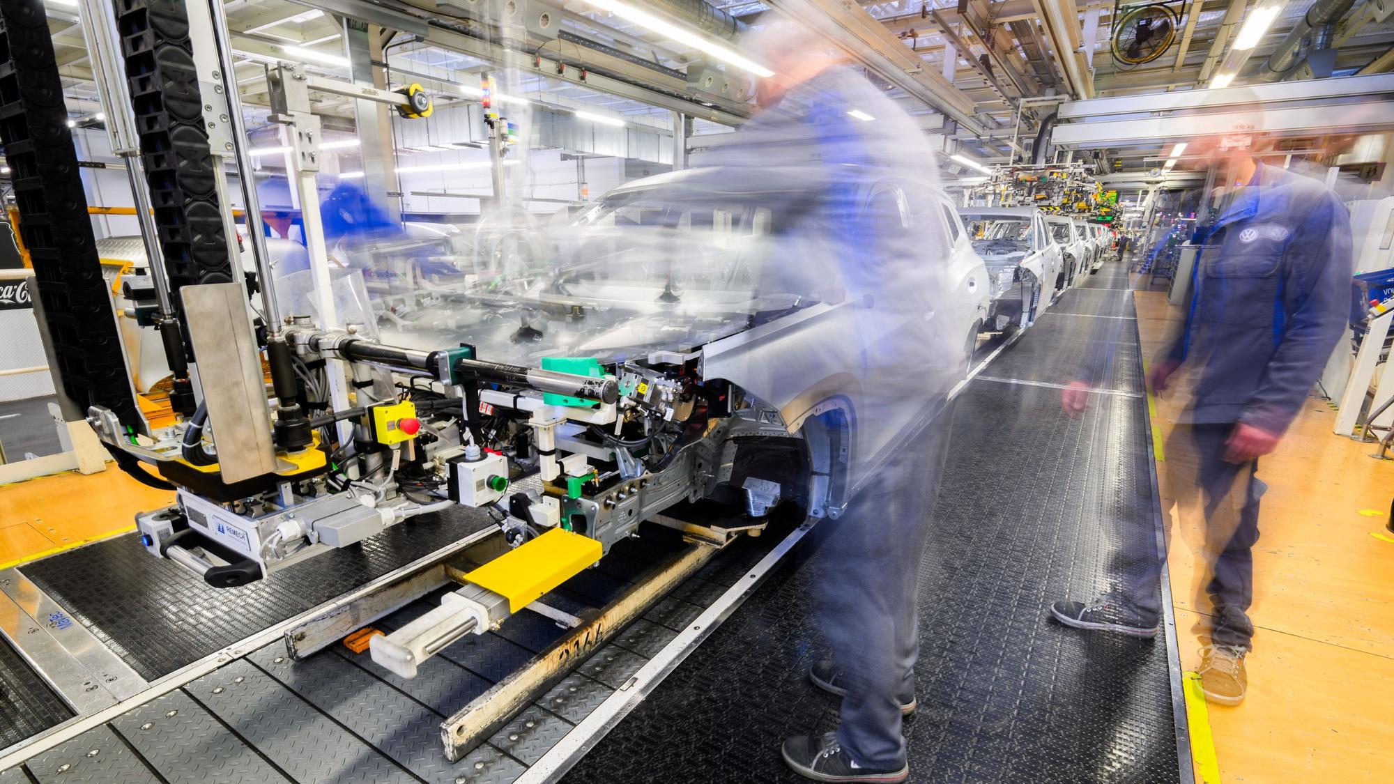Mitarbeiter arbeiten im VW Stammwerk im Karosseriebau an Neuwagen Volkswagen Tayron und Tiguan (Aufnahme mit langer Verschlusszeit). (Archivbild)