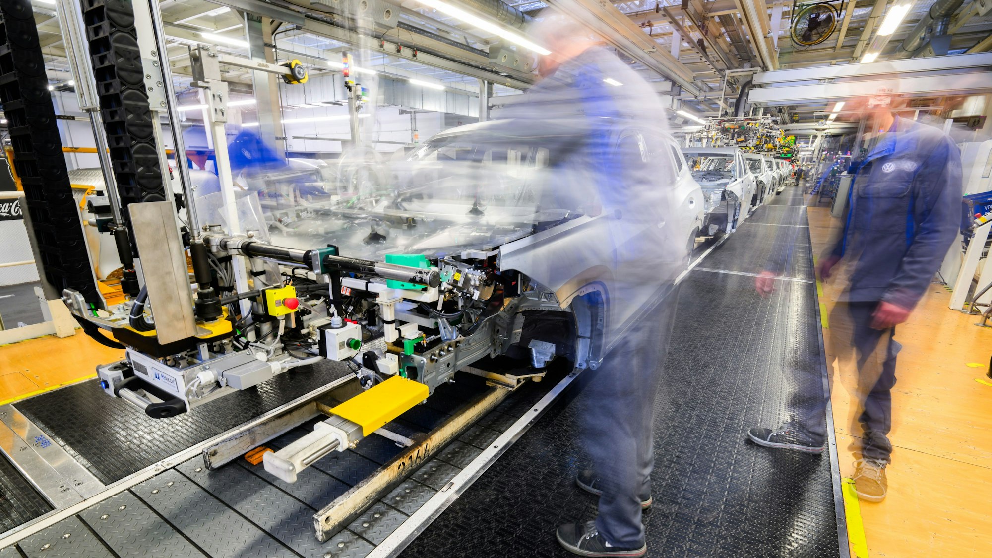 Mitarbeiter arbeiten im VW Stammwerk im Karosseriebau an Neuwagen Volkswagen Tayron und Tiguan (Aufnahme mit langer Verschlusszeit). (Archivbild)