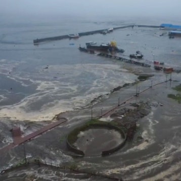 Russland, Severo-Kurilsk: Luftaufnahme eines von einem Erdbeben und einem anschließenden Tsunami betroffenen Gebiets in der Region Sachalin im Osten Russlands.