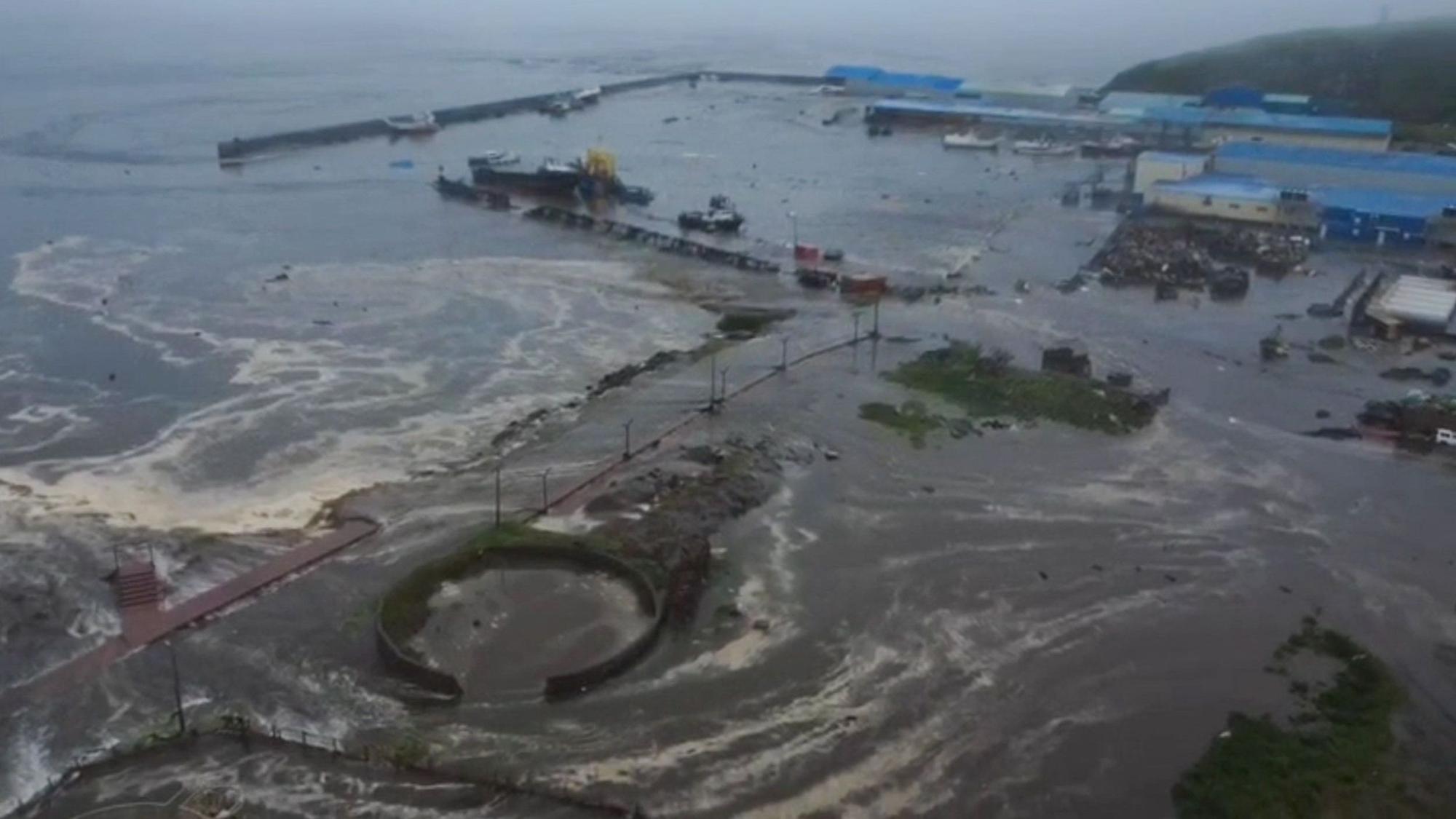 Russland, Severo-Kurilsk: Luftaufnahme eines von einem Erdbeben und einem anschließenden Tsunami betroffenen Gebiets in der Region Sachalin im Osten Russlands.