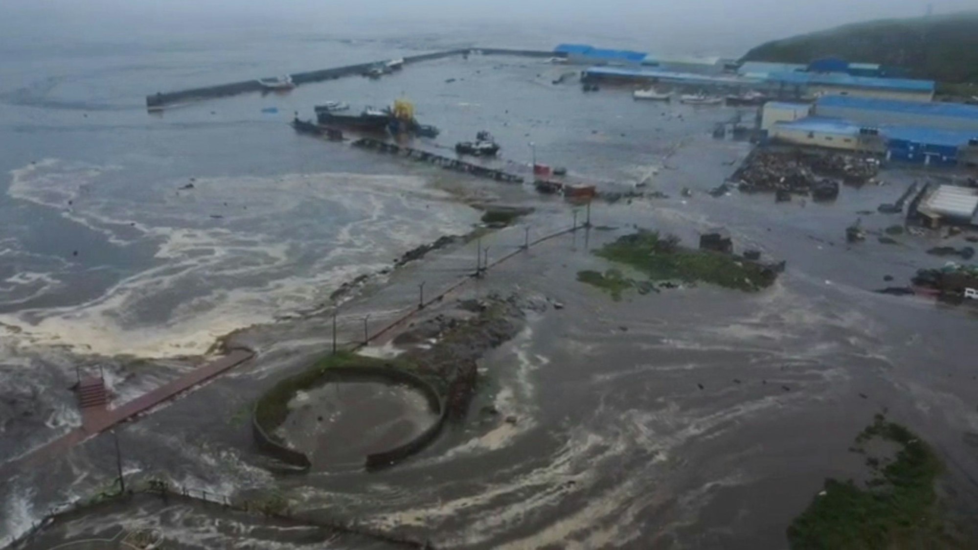 Russland, Severo-Kurilsk: Luftaufnahme eines von einem Erdbeben und einem anschließenden Tsunami betroffenen Gebiets in der Region Sachalin im Osten Russlands.