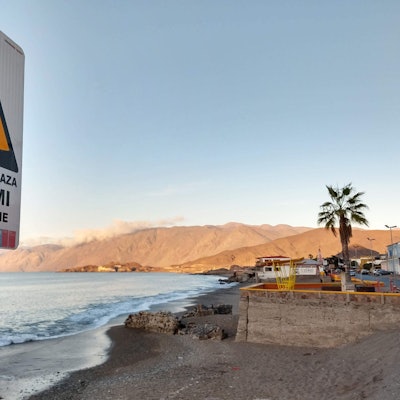 Ein Warnzeichen für unmittelbare Tsunamigefahr: Das Wasser an der Küste zieht sich in kurzer Zeit weit zurück und legt große Flächen Meeresboden frei.