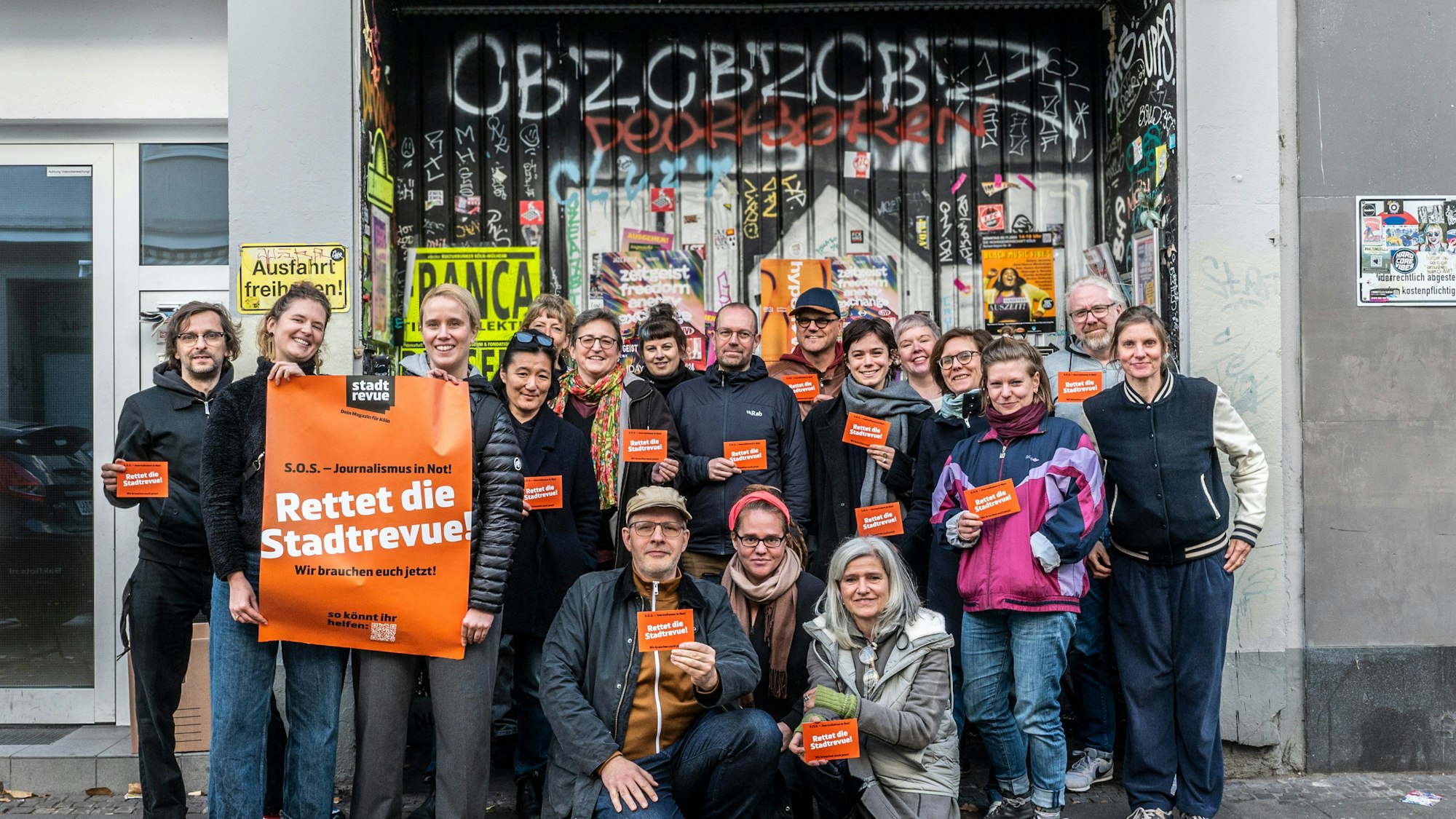 Das Bild zeigt Mitarbeitende der Stadtrevue vor dem Eingang zur Redaktion. Foto: Dörthe Boxberg