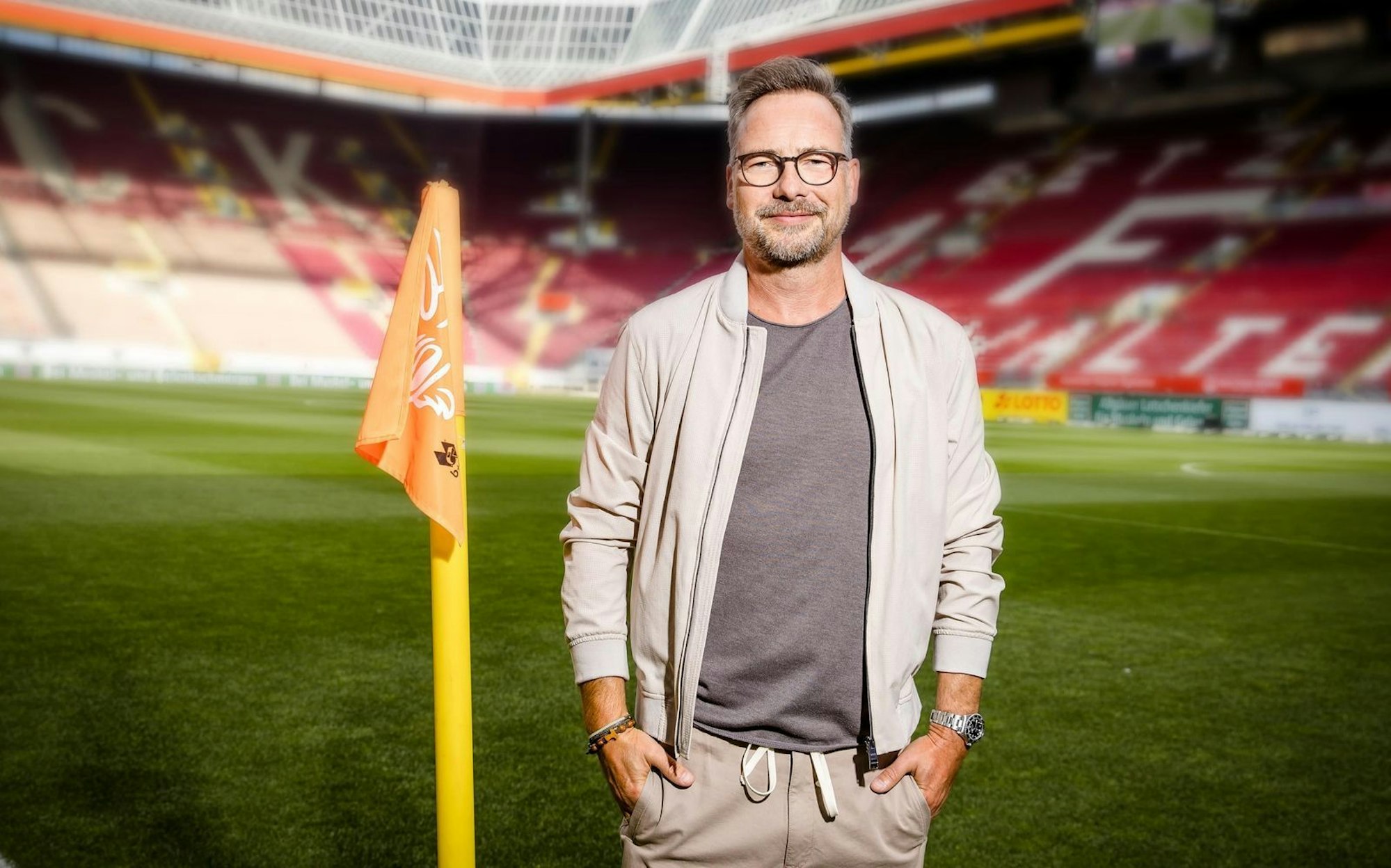 Der erste Schuss gehört neben Sky auch SAT.1: Der Sender überträgt das Auftaktspiel der neuen Bundesliga-Saison zwischen dem FC Bayern und RB Leipzig live. Als „ran“-Moderator an der Seitenlinie dabei: Matthias Opdenhövel (Bild). (Bild: SAT.1/Nadine Rupp)