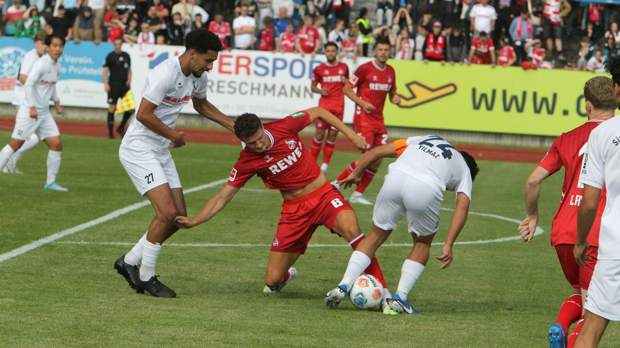 Benefizspiel des 1. FC Köln beim Siegburger SV 04
Kölns Eric Martel wird von Tariq Suleiman (links) und Enes Yilmaz gestoppt.
