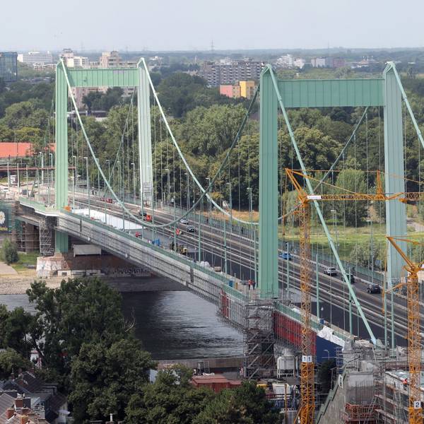 Verkehrsdezernent Egerer war in die Kritik geraten, weil er die Mülheimer Brücke für den Autoverkehr einspurig machen wollte, um auf der zweiten Spur einen Radweg einzurichten.