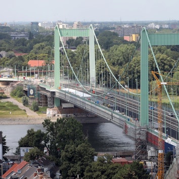 10.07.2025, Köln: Autos können wieder in beide Richtungen über die Mülheimer Brücke fahren. Die Fahrtrichtung Mülheim war 17 Monate lang gesperrt. Foto: Arton Krasniqi