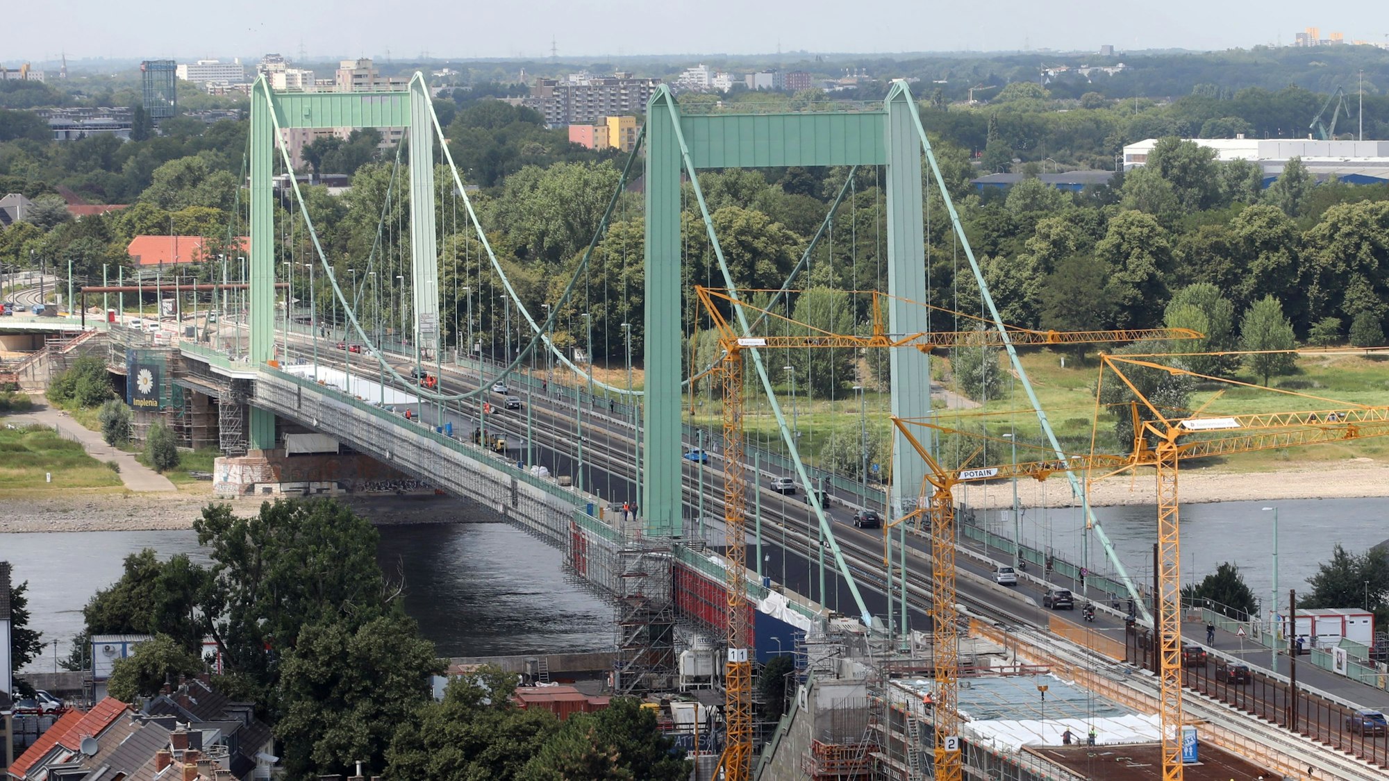 10.07.2025, Köln: Autos können wieder in beide Richtungen über die Mülheimer Brücke fahren. Die Fahrtrichtung Mülheim war 17 Monate lang gesperrt. Foto: Arton Krasniqi