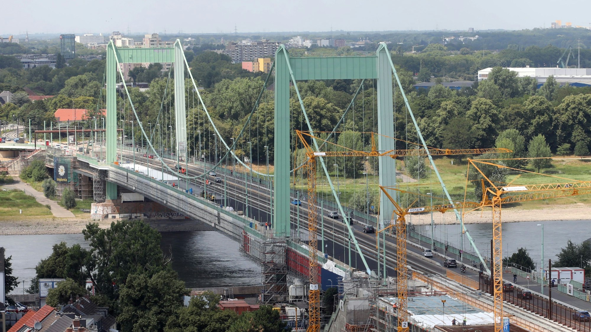 Verkehrsdezernent Egerer war in die Kritik geraten, weil er die Mülheimer Brücke für den Autoverkehr einspurig machen wollte, um auf der zweiten Spur einen Radweg einzurichten.