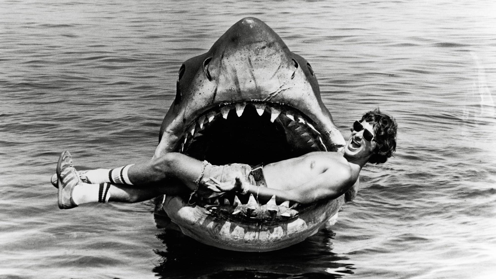 Steven Spielberg liegt in einem Haifischmaul.