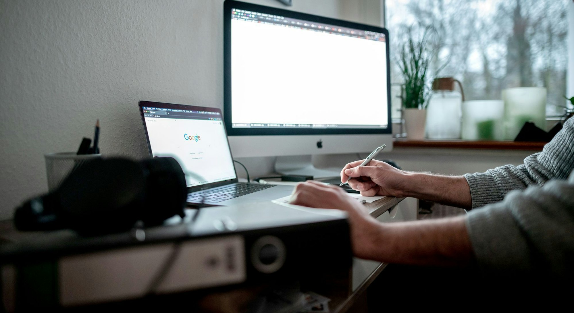 Im Homeoffice immer voll bei der Sache? Auch privates Surfen während der Arbeitszeit kann unter Umständen als Arbeitszeitbetrug gewertet werden.