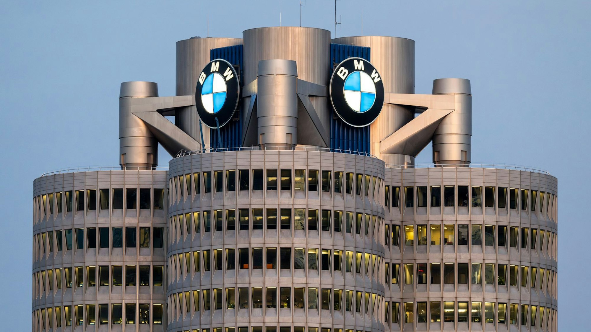 Auch BMW hat einen Gewinneinbruch erlitten.