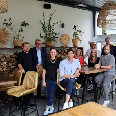 Auf der Terrasse des Café & Restaurant Marielle sitzen die Teilnehmer der Gesprächsrunde zum Thema Gastronomie und Hotellerie und Bad Münstereifel.