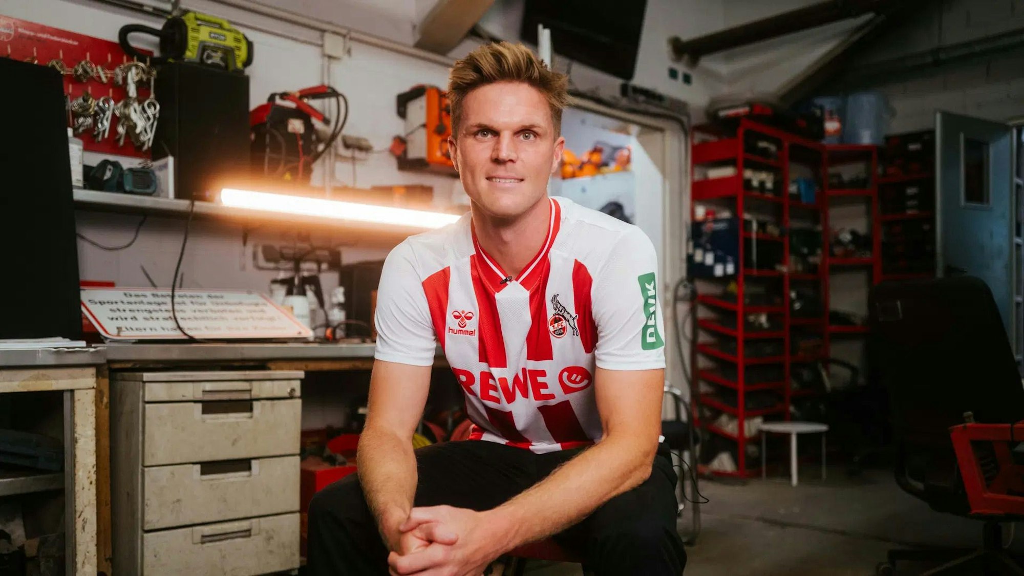 Marius Bülter auf dem Weg zum Medizincheck an der Mediapark Klinik. Foto: 1. FC Köln / Screenshot