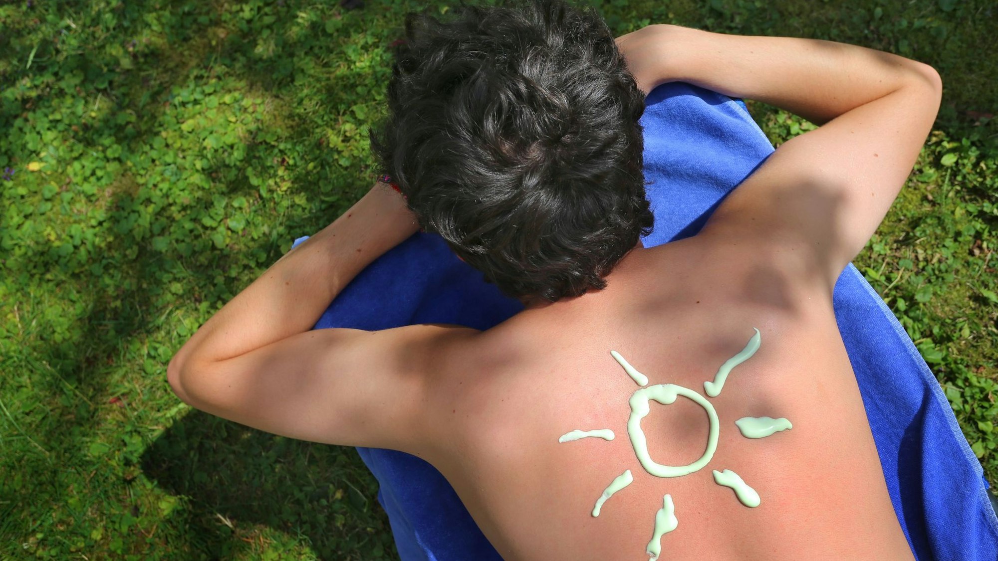 Die UV-Belastung in Deutschland erreicht ihren Höhepunkt meist im Juni und Juli, wenn die Sonne am höchsten steht. (Symbolbild)